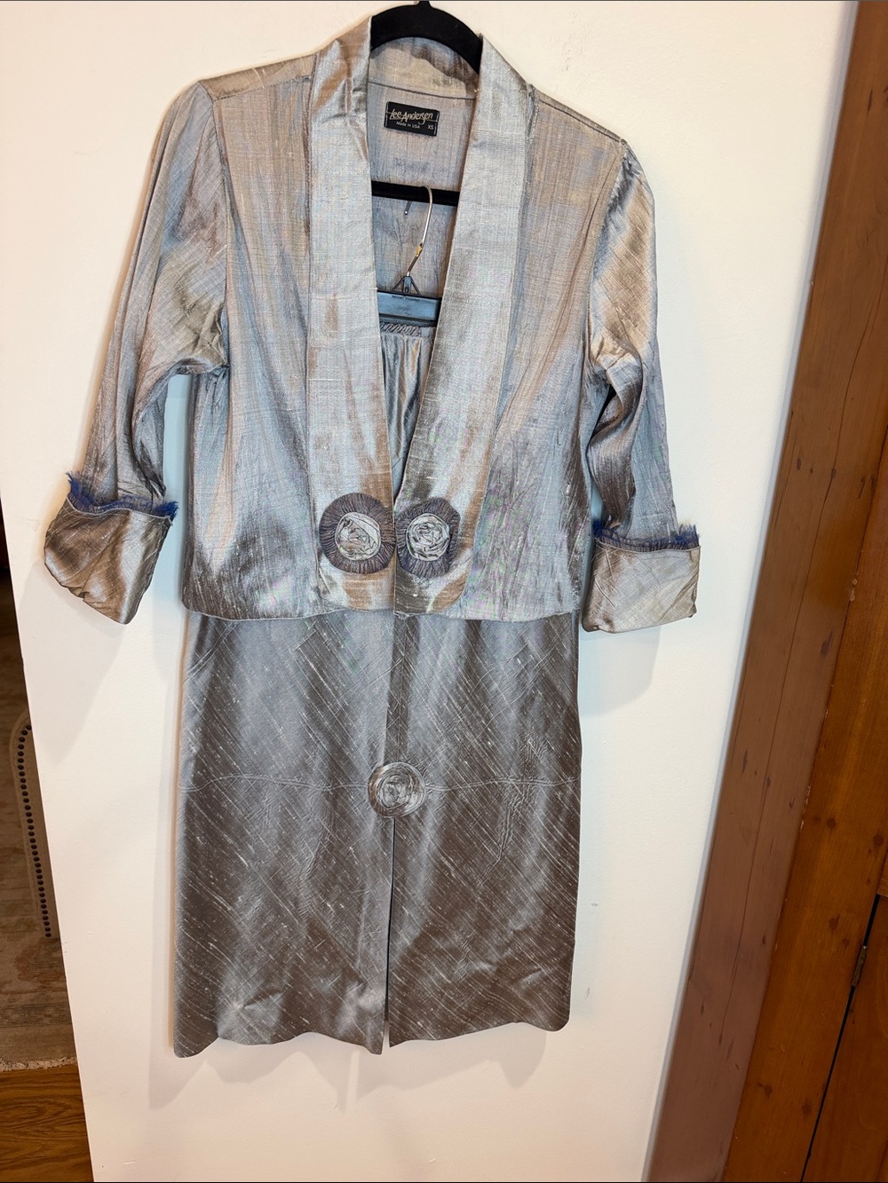 Lee Anderson 100% Dupioni Silk Jacket/Skirt Suit w/Decorative Rose Accents, L